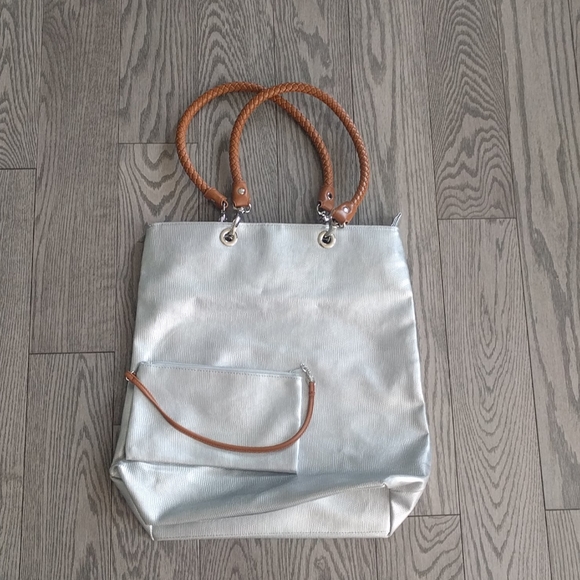 Nice silver tote🍀🍀🍀🍀 - Picture 6 of 6